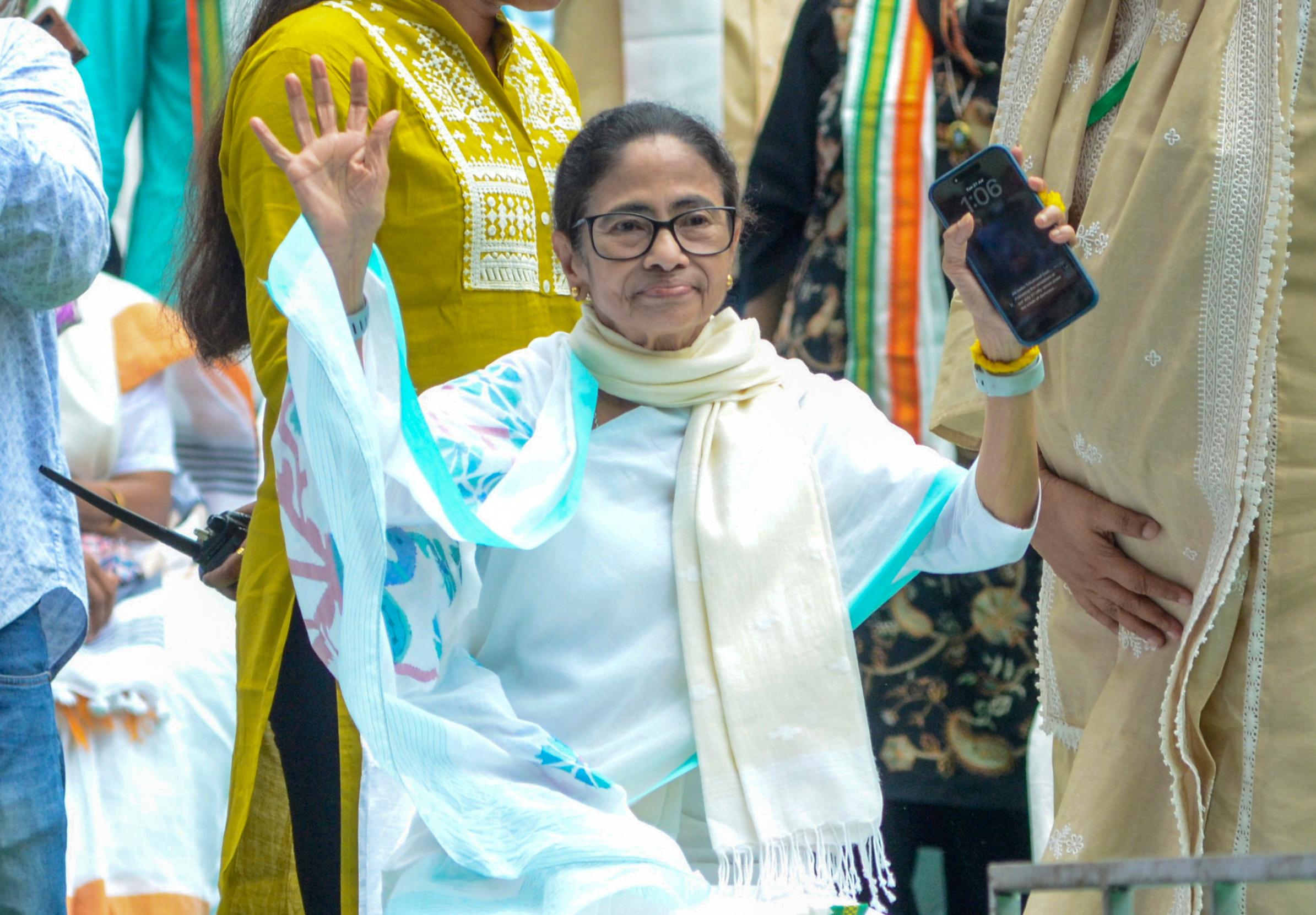 ममता बनर्जी के काफिले पर हमला 'सुनियोजित साजिश', टीएमसी ने भाजपा पर लगाया आरोप
