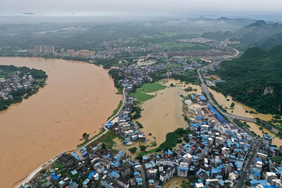 दक्षिण चीन में बाढ़ का कहर: छह की मौत, 11 लापता, लाखों लोग प्रभावित