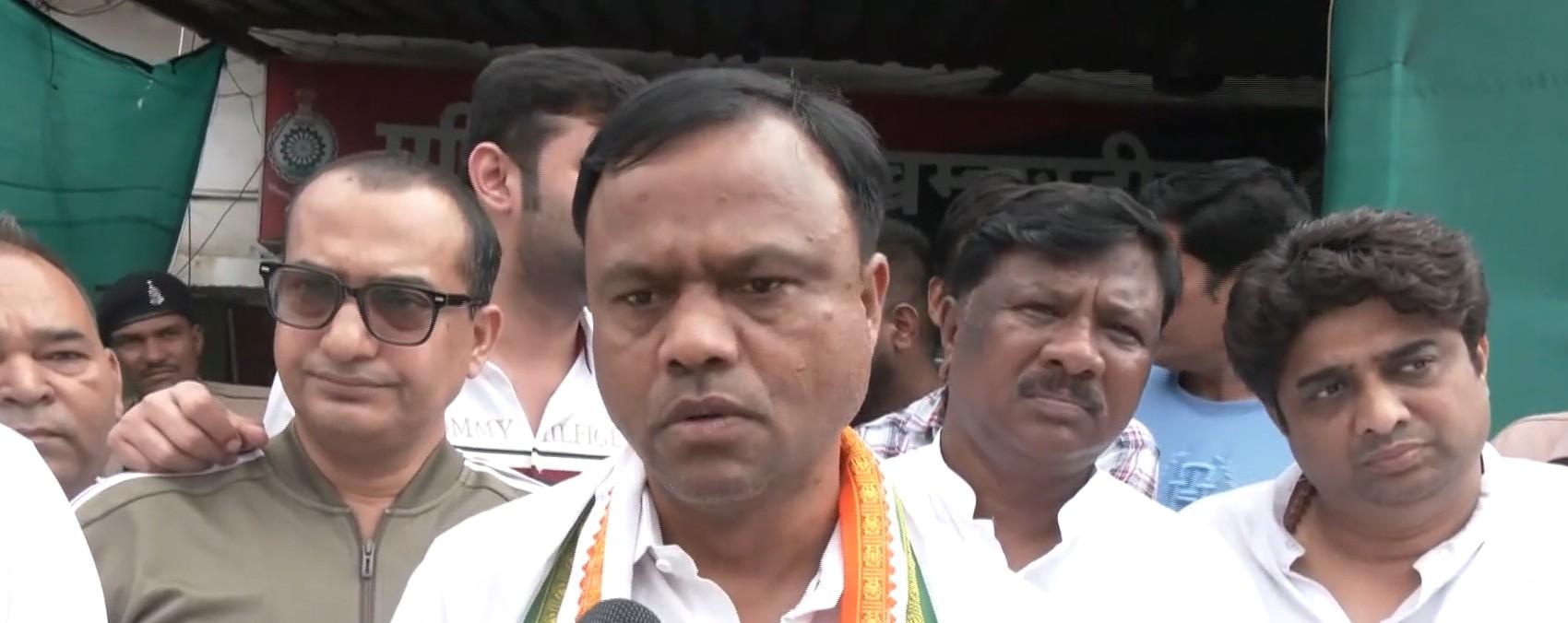 छत्तीसगढ़: कांग्रेस कार्यकर्ताओं पर एफआईआर के विरोध में 14 घंटे से पुलिस थाने में धरने पर बैठे दीपक बैज