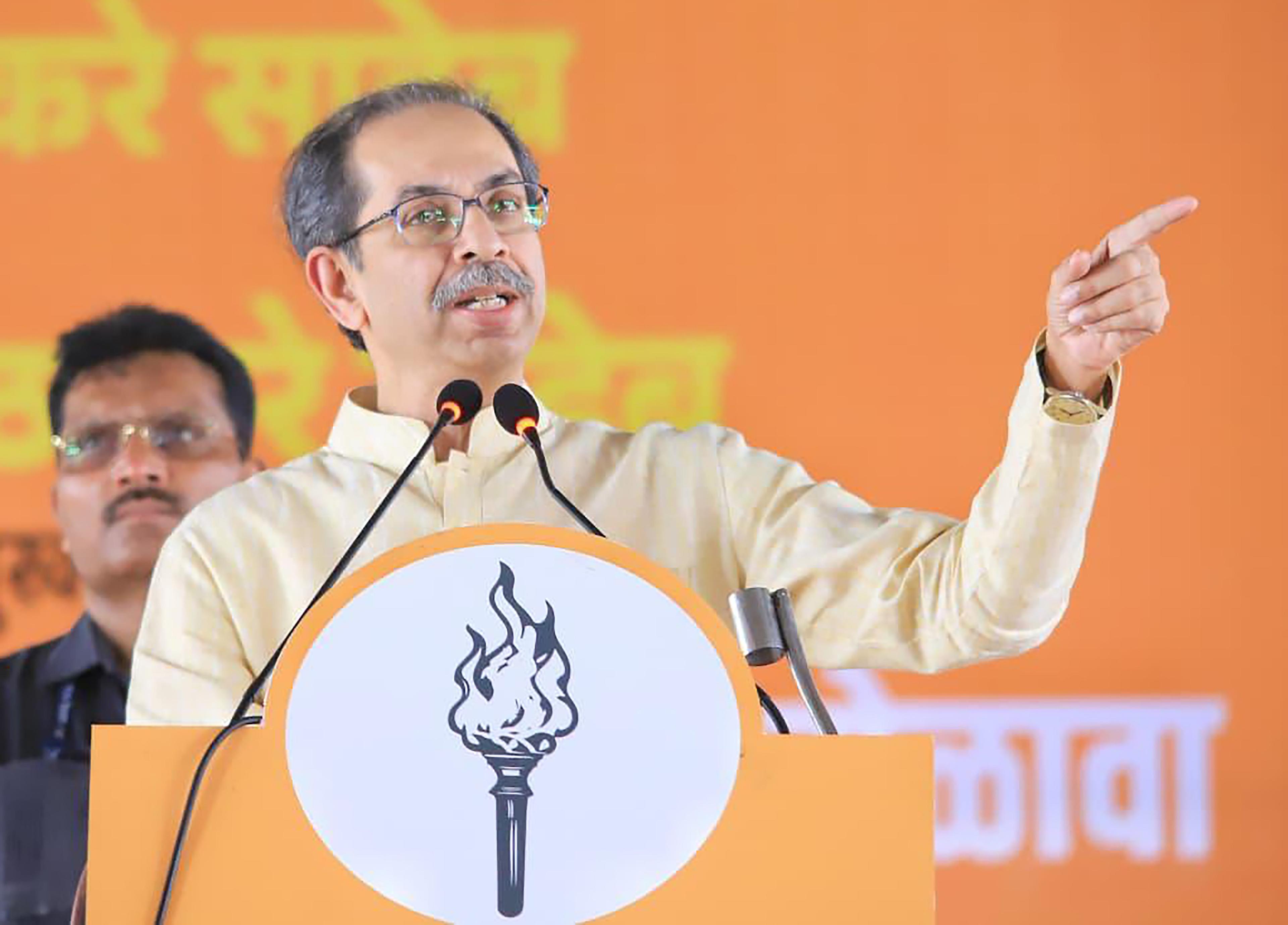 'फ्लाइट पॉलिटिक्स' : उद्धव ठाकरे ने प्लेन में सीएम फडणवीस के साथ 'हाई लेवल' बातचीत के दिए संकेत