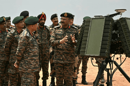 सेनाध्यक्ष ने किया स्वदेशी मानव रहित विमान प्रणाली व लुटरिंग म्यूनिशन्स का मुआयना