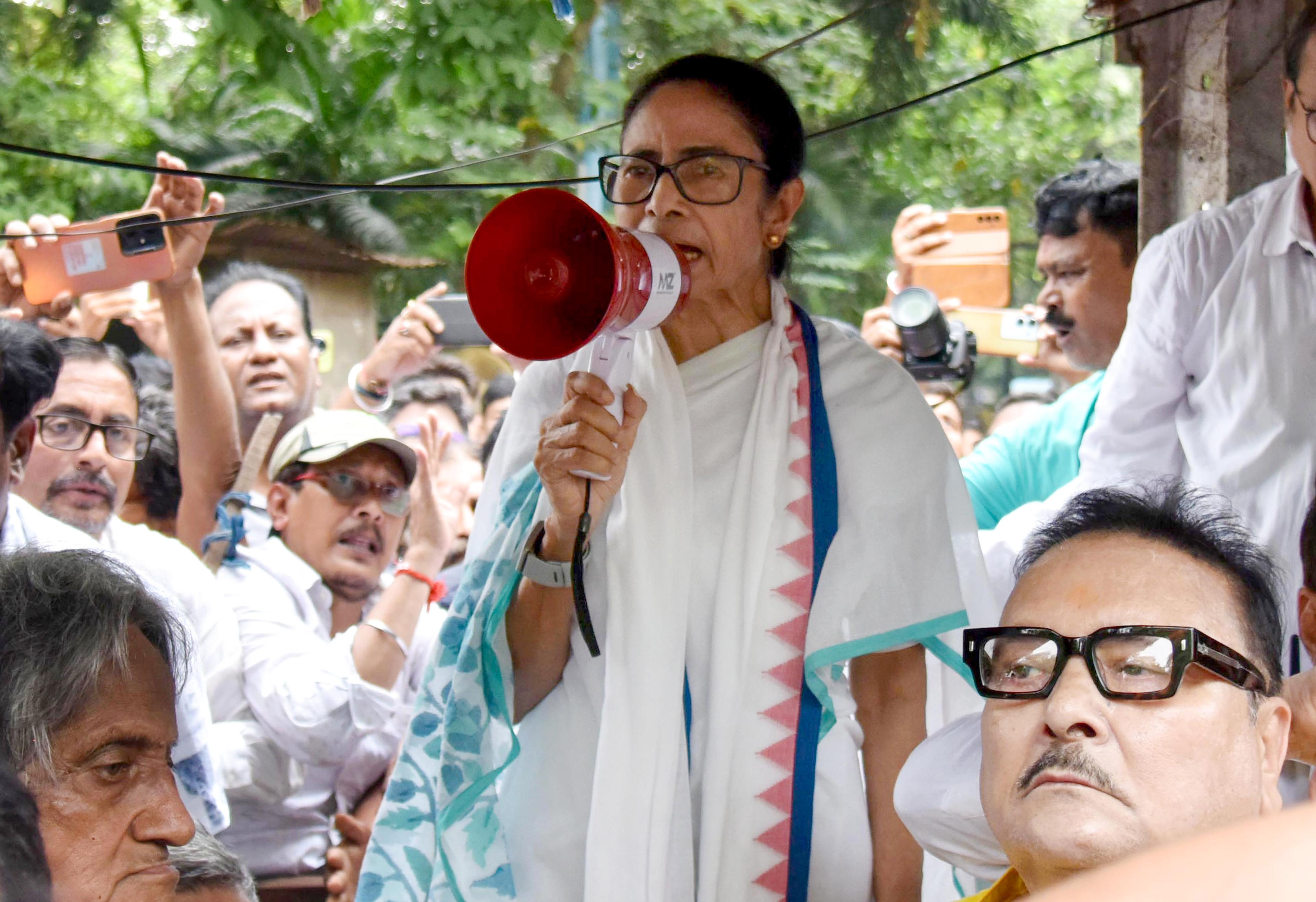 पश्चिम बंगाल: गृह मंत्रालय पर भड़काऊ टिप्पणी को लेकर ममता बनर्जी के खिलाफ एफआईआर दर्ज