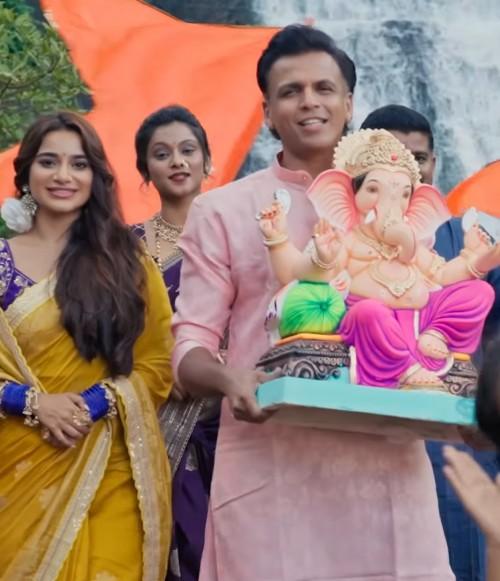 गणेश चतुर्थी के मौके पर अभिजीत सावंत ने रिलीज किया 'गण धाव रे' गाना, बेटियों ने भी दी आवाज