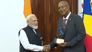 पीएम मोदी को सेशेल्स सरकार से सर्वोच्च सम्मान मिलने पर अमित शाह, राजनाथ और गडकरी ने दीं शुभकामनाएं