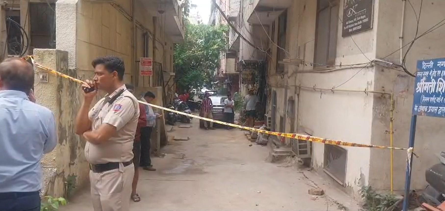 दिल्ली के अमर कॉलोनी थाना इलाके में संदिग्ध हालत में फ्लैट से मिले 2 शव