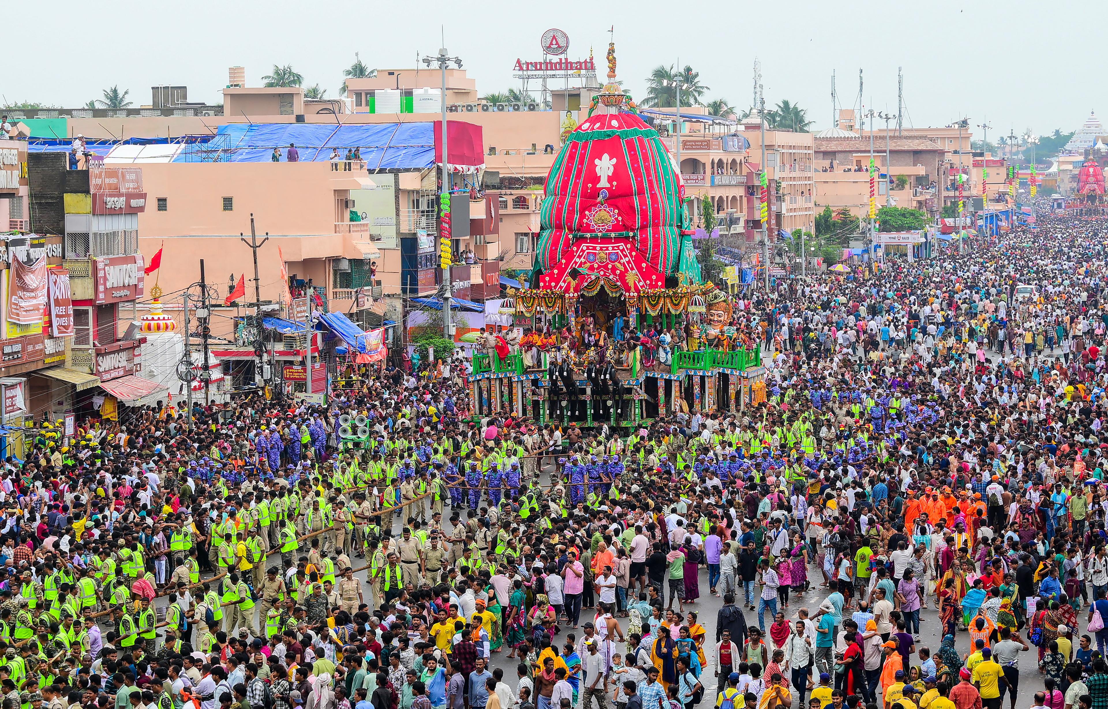 पुरी रथ यात्रा में भारी भीड़ , डीजीपी बोले- छोटे बच्चों, बुजुर्गों को साथ न लाएं