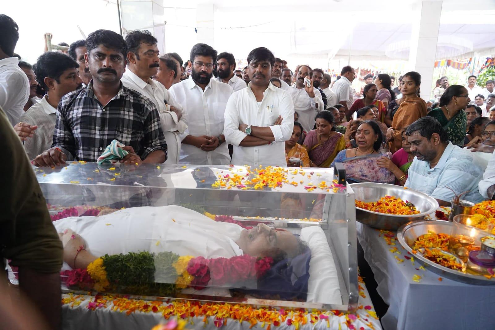 आंध्र के पूर्व मंत्री के घर पर हंगामा, बेटी को पिता का पार्थिव शरीर छूने की इजाजत नहीं मिली