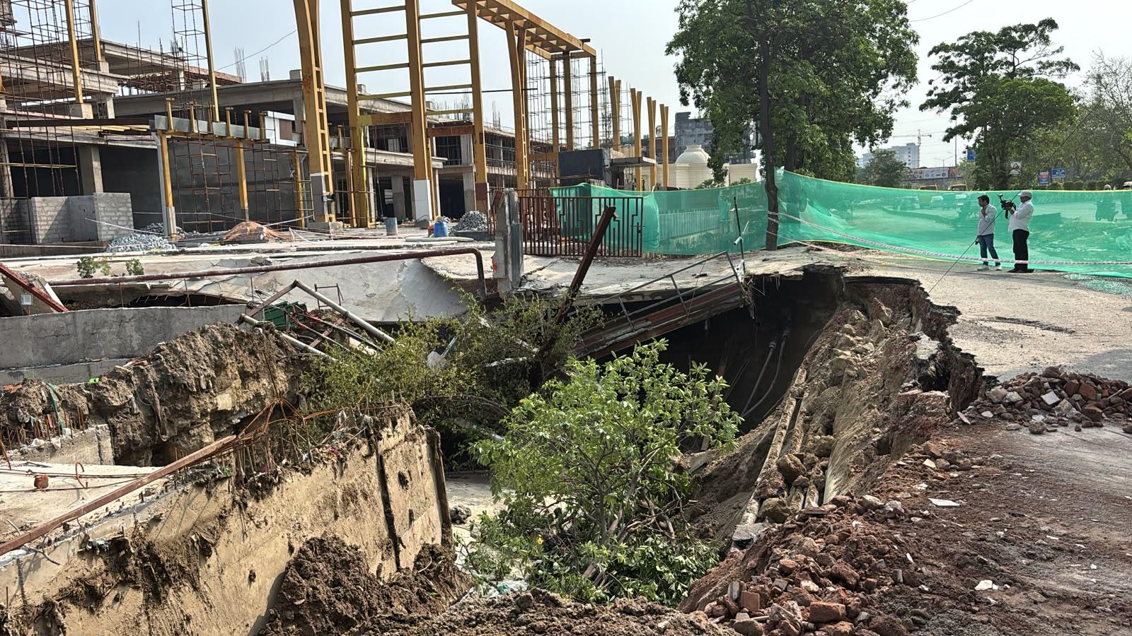 नोएडा सेक्टर-73 में निर्माणाधीन प्रोजेक्ट के पास सड़क धंसी, अथॉरिटी ने जांच के दिए निर्देश