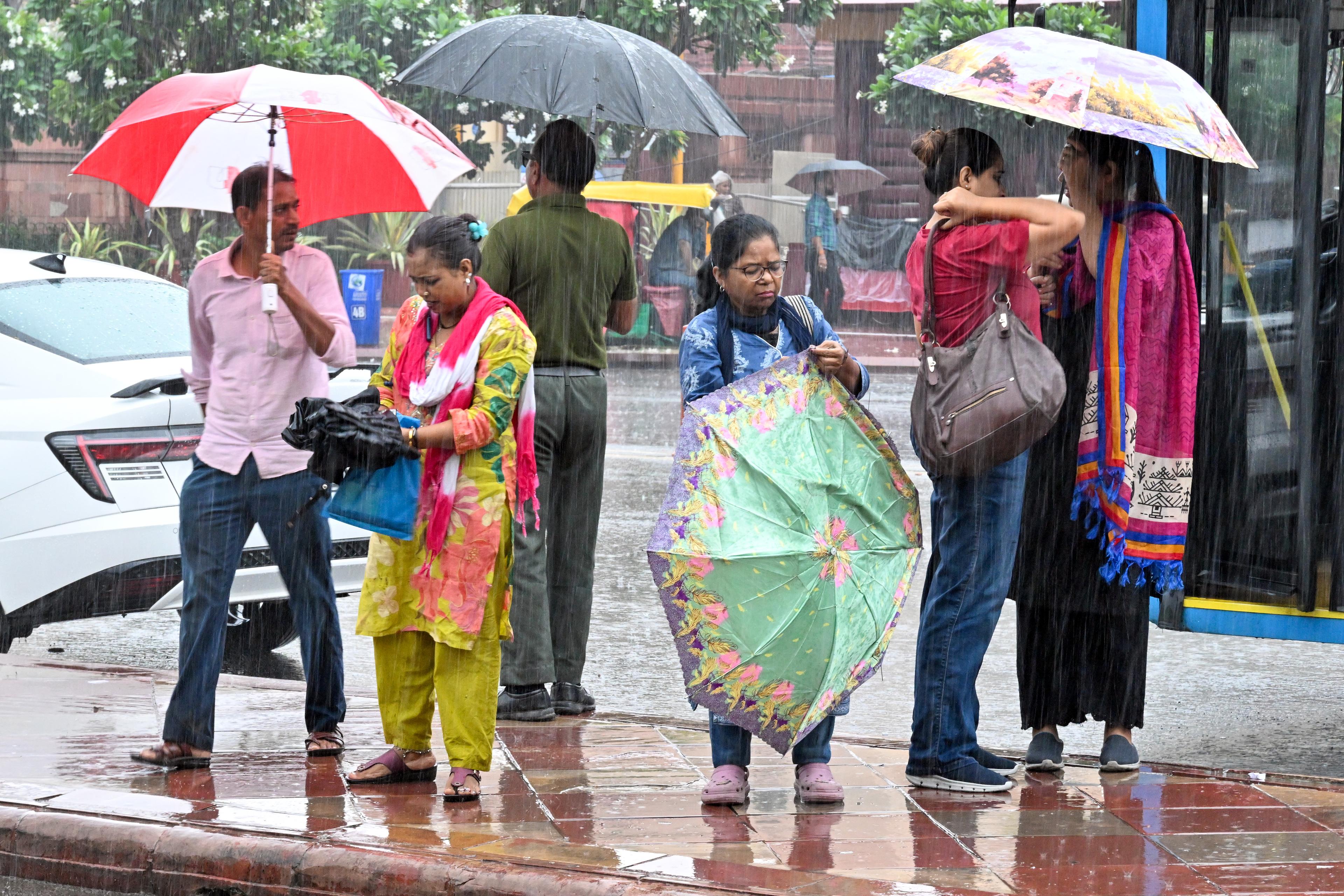 दिल्ली में बारिश: फायर डिपार्टमेंट को घर और पेड़ गिरने की कई सूचनाएं मिलीं