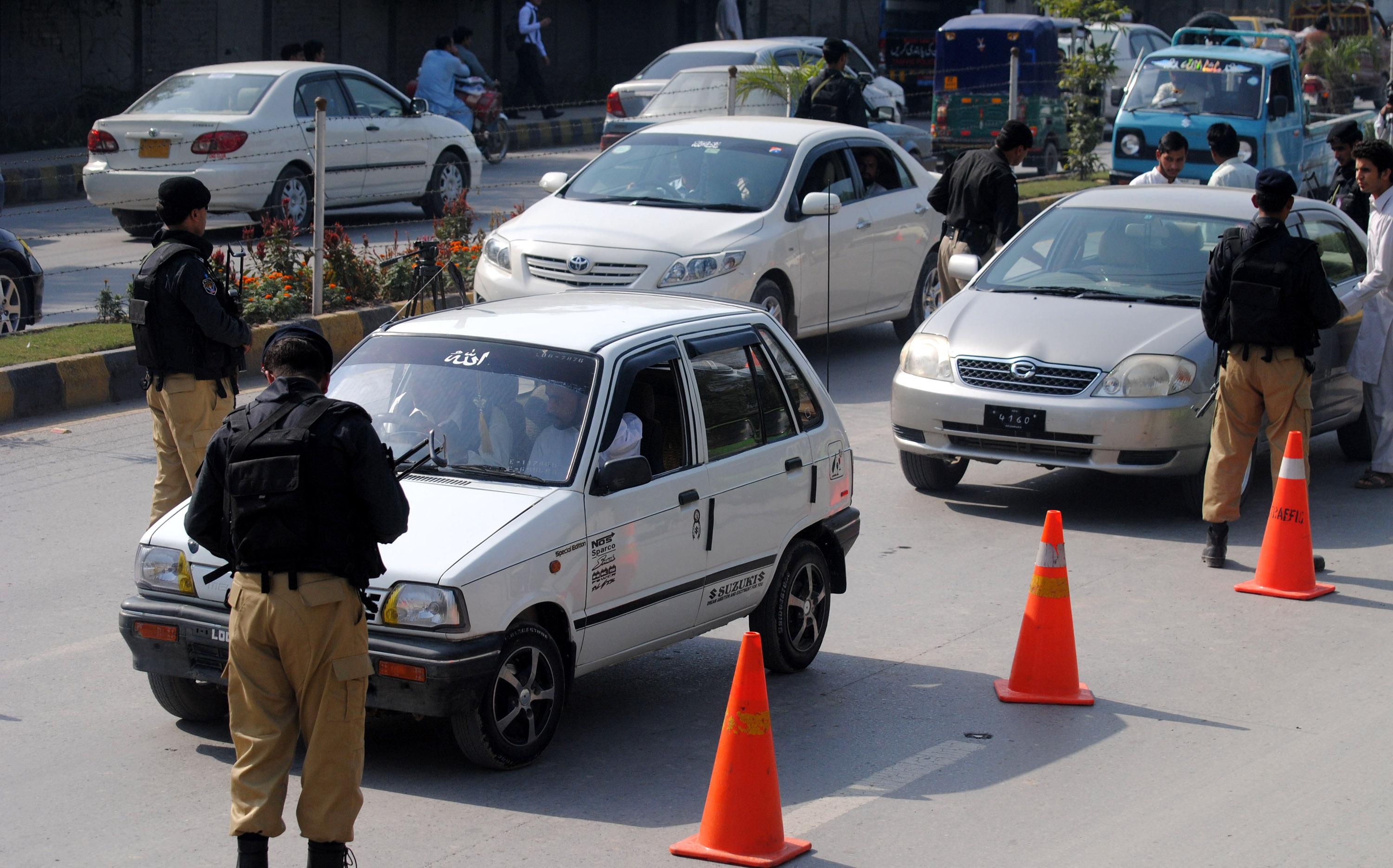 पाकिस्तान पुलिस की अफगान नागरिकों के खिलाफ मुहिम, 13 चिकित्सकों और एक मेडिकल छात्र गिरफ्तार