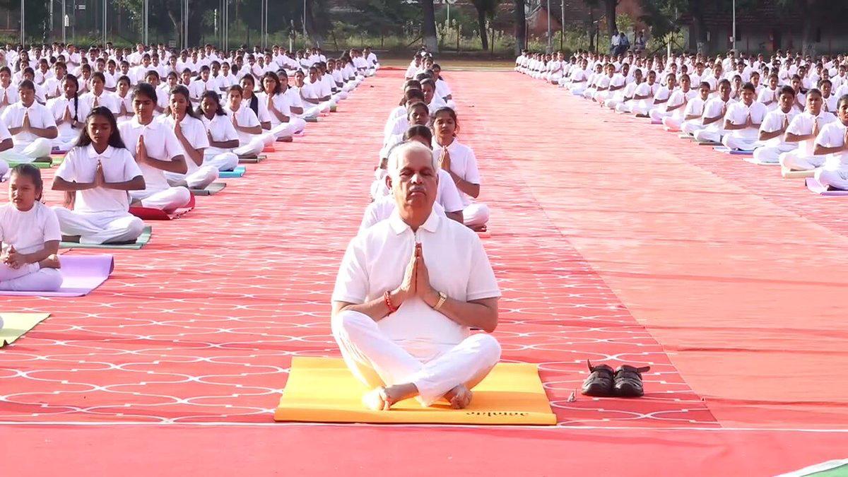 तमिलनाडु के राज्यपाल राजेंद्र विश्वनाथ अर्लेकर ने योग दिवस समारोह का नेतृत्व किया