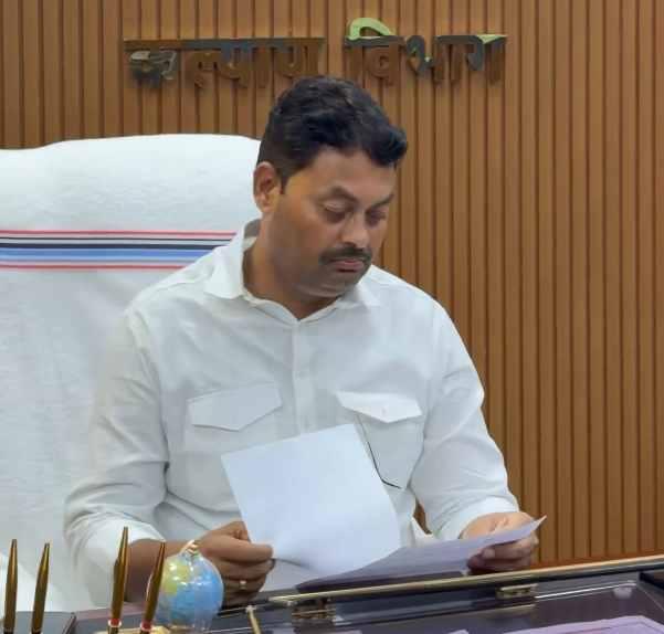 बिहार : मंत्री के सामने ही डेटा ऑपरेटर ने मांगी 50 हजार की रिश्वत, एक घंटे में सस्पेंसन ऑर्डर जारी करने का आदेश