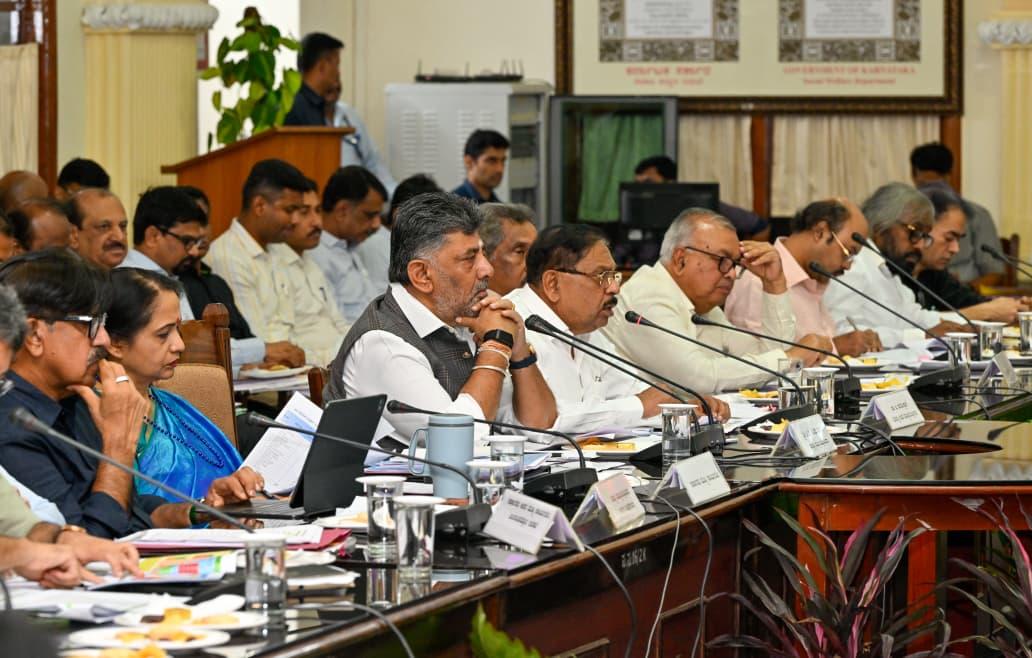 कर्नाटक के सीएम डीके शिवकुमार ने राज्य भर में मौजूदा सूखे की स्थिति की समीक्षा की