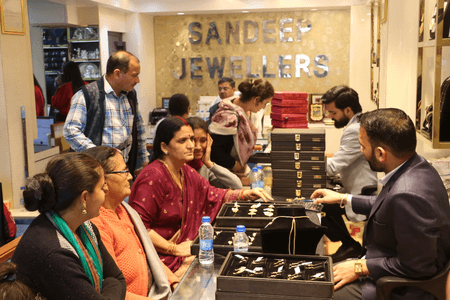 सोने-चांदी की कीमतों में इस हफ्ते हुआ मामूली बदलाव, आने वाले समय में भी सीमित दायरे में रह सकते हैं दाम