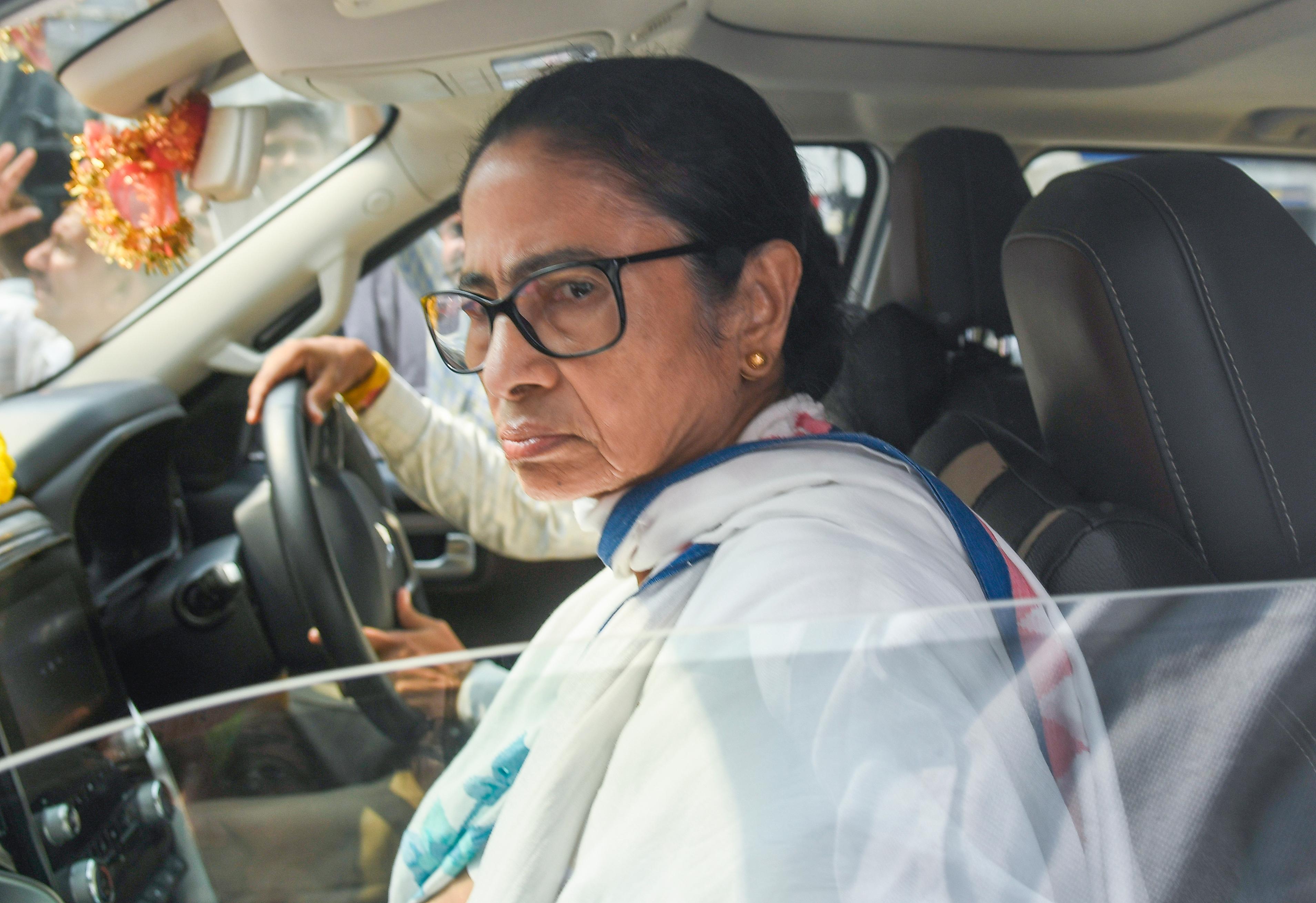 ममता बनर्जी ने केएमसी तृणमूल पार्षदों के साथ बैठक की रद्द, दिल्ली होंगी रवाना