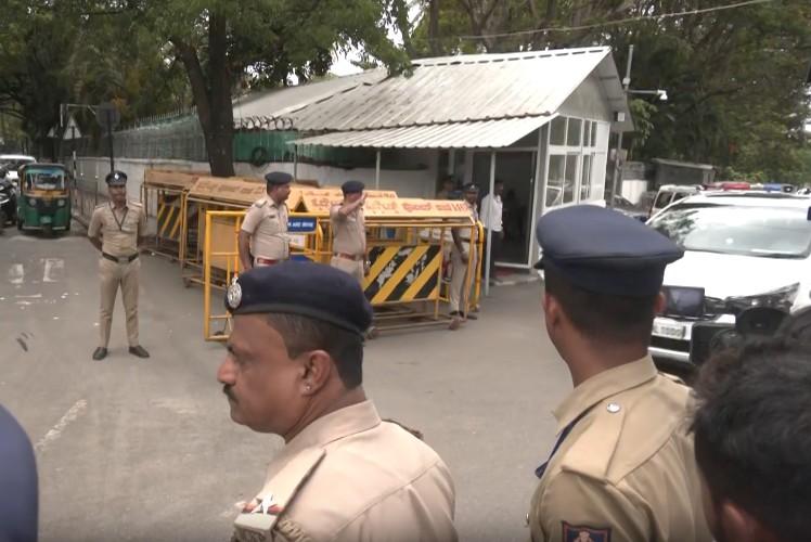 डीके शिवकुमार के कार्यभार संभालने की तैयारी, पुलिस छावनी में तब्दील कर्नाटक लोक भवन