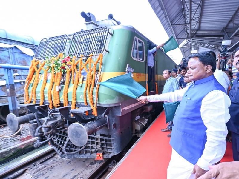 ओडिशा के सीएम ने 'सोमनाथ स्वाभिमान यात्रा-2026' को हरी झंडी दिखाकर रवाना किया