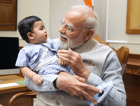 'नन्हे दोस्त के साथ,' पीएम मोदी ने सोशल मीडिया पर बच्चे के साथ शेयर की तस्वीर
