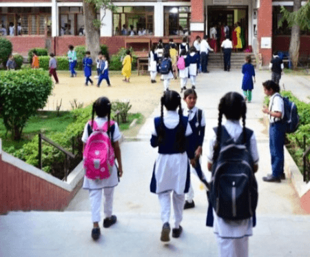 उत्तर प्रदेश: कड़ाके की ठंड और शीतलहर के कारण कक्षा 1 से 8 तक के स्कूलों की छुट्टी बढ़ी