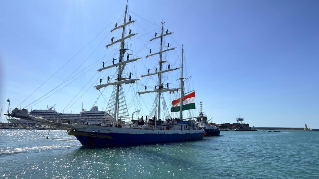 आईएनएस सुदर्शिनी ने इटली के लिवोर्नो से फिर शुरू की समुद्री यात्रा