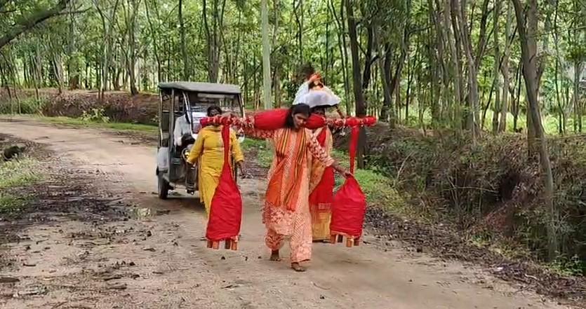 गो संरक्षण का संदेश लेकर 21 लीटर गंगाजल के साथ बाबा धाम के लिए पैदल निकलीं कुसुम कुमारी