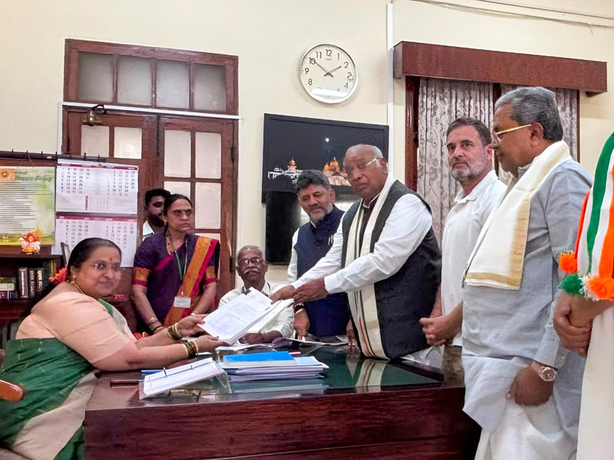 बेंगलुरु: मल्लिकार्जुन खड़गे ने राज्यसभा नामांकन दाखिल किया, राहुल गांधी और डीके शिवकुमार रहे मौजूद