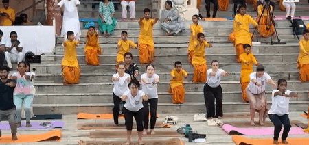 ऋषिकेश के गंगा तट पर योगासन: स्वामी चिदानंद सरस्वती बोले, 'पूरे विश्व में बढ़ रहा योग का वर्चस्व'