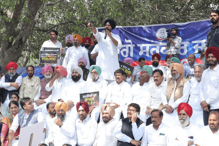 पंजाब कांग्रेस ने महिलाओं के लिए '1,000 रुपए के वादे' के पूरा न होने पर विरोध प्रदर्शन किया