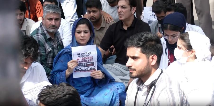 जम्मू-कश्मीर में मेडिकल इंटर्न्स को मिलते हैं कम पैसे