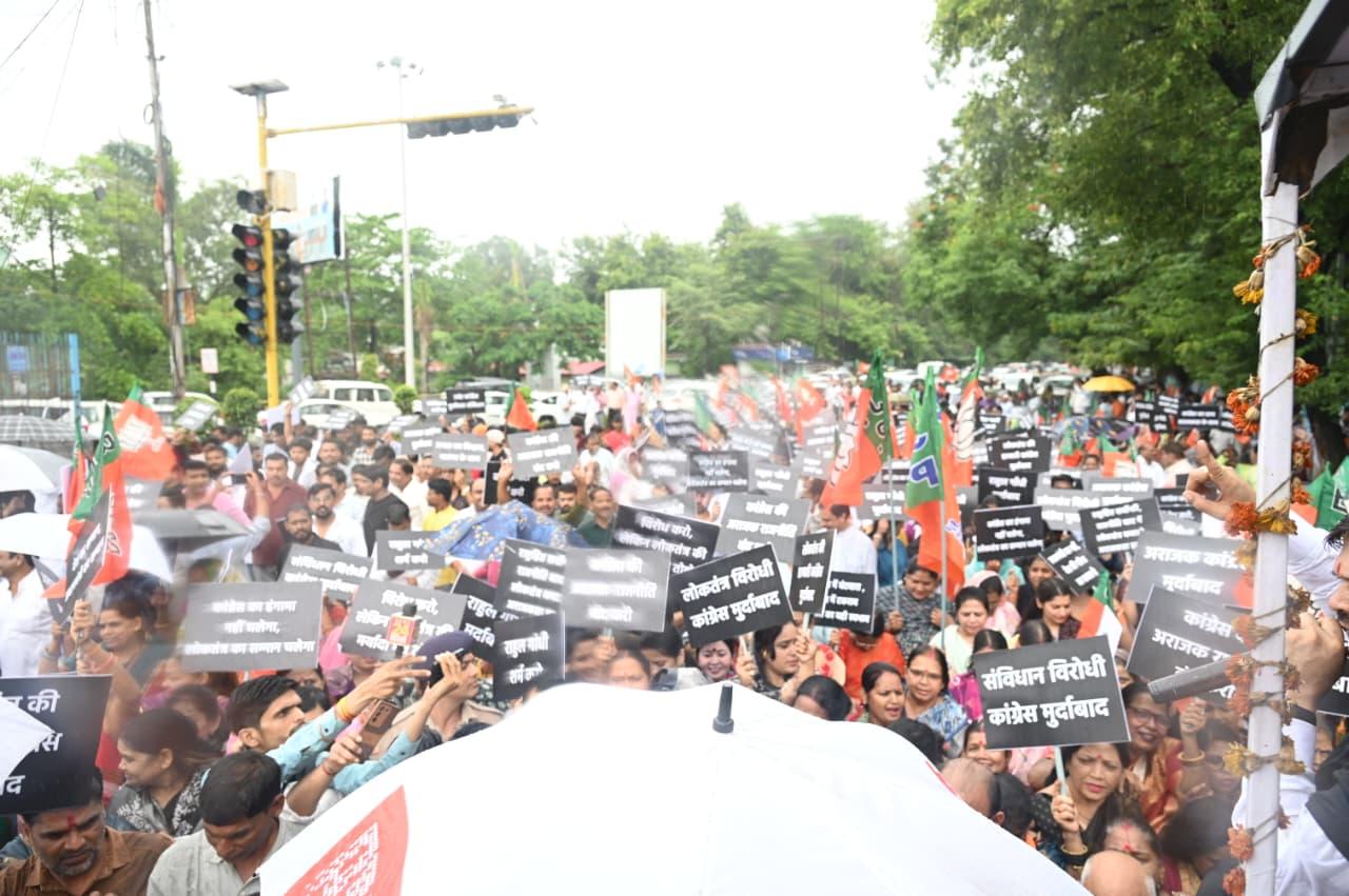 भोपाल में भाजपा नेता काले कपड़े पहनकर कांग्रेस दफ्तर घेरने सड़क पर उतरे