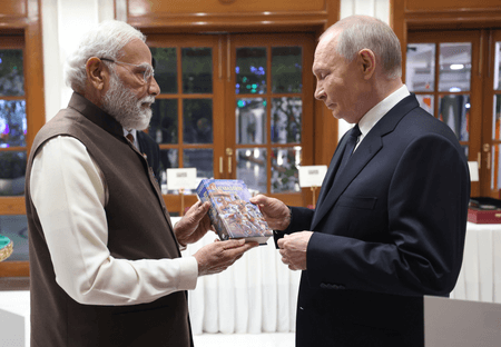 प्रधानमंत्री मोदी ने राष्ट्रपति पुतिन को गिफ्ट में दी रूसी भाषा में लिखी श्रीमद्भगवद्गीता की प्रति