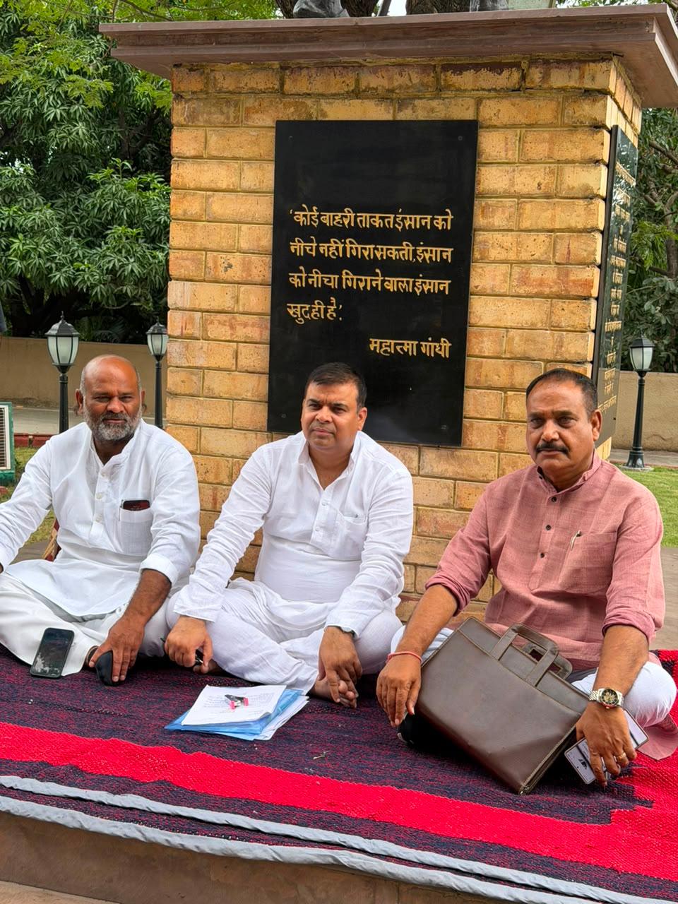 कैलारस शुगर मिल से जुड़े सवालों को खारिज किए जाने पर मध्य प्रदेश कांग्रेस विधायकों का विरोध प्रदर्शन