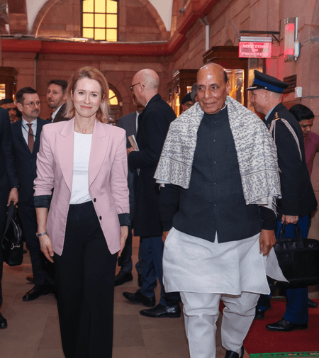 रक्षा मंत्री ने यूरोपीय आयोग की उपाध्यक्ष से की मुलाकात, तीनों सेनाओं के प्रमुख भी रहे साथ