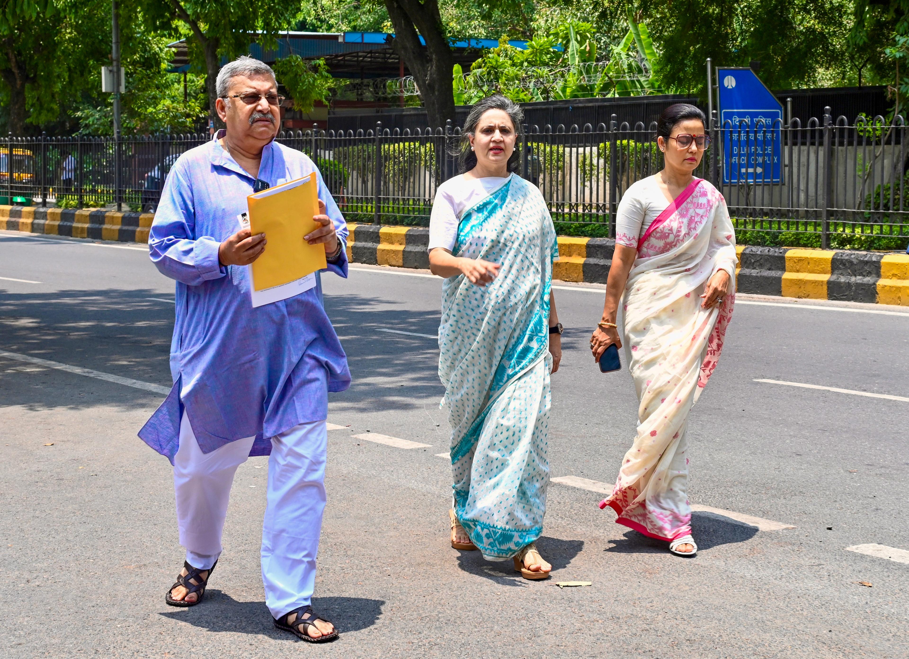 बंगाल: तृणमूल गुटों ने नाम और चिन्ह विवाद को लेकर चुनाव आयोग को दस्तावेज सौंपे