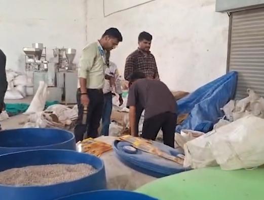महाराष्ट्र एफडीए की बड़ी कार्रवाई, अकोला में प्रतिबंधित गुटखा-पान मसाला बनाने वाली फैक्ट्री पर छापा, 1.23 करोड़ का सामान जब्त