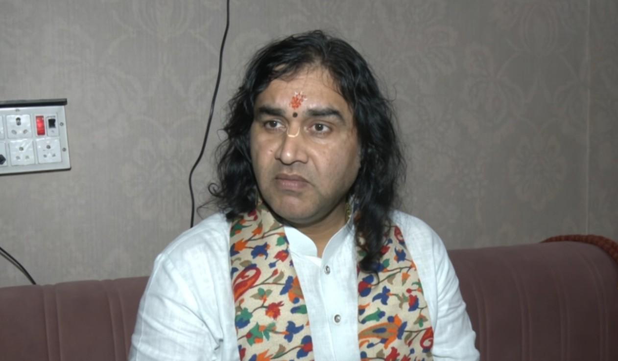 कथावाचक देवकीनंदन ठाकुर ने रात में विवाह की परंपरा पर उठाए सवाल, मंदिरों के लिए 'सनातन बोर्ड' बनाने की मांग