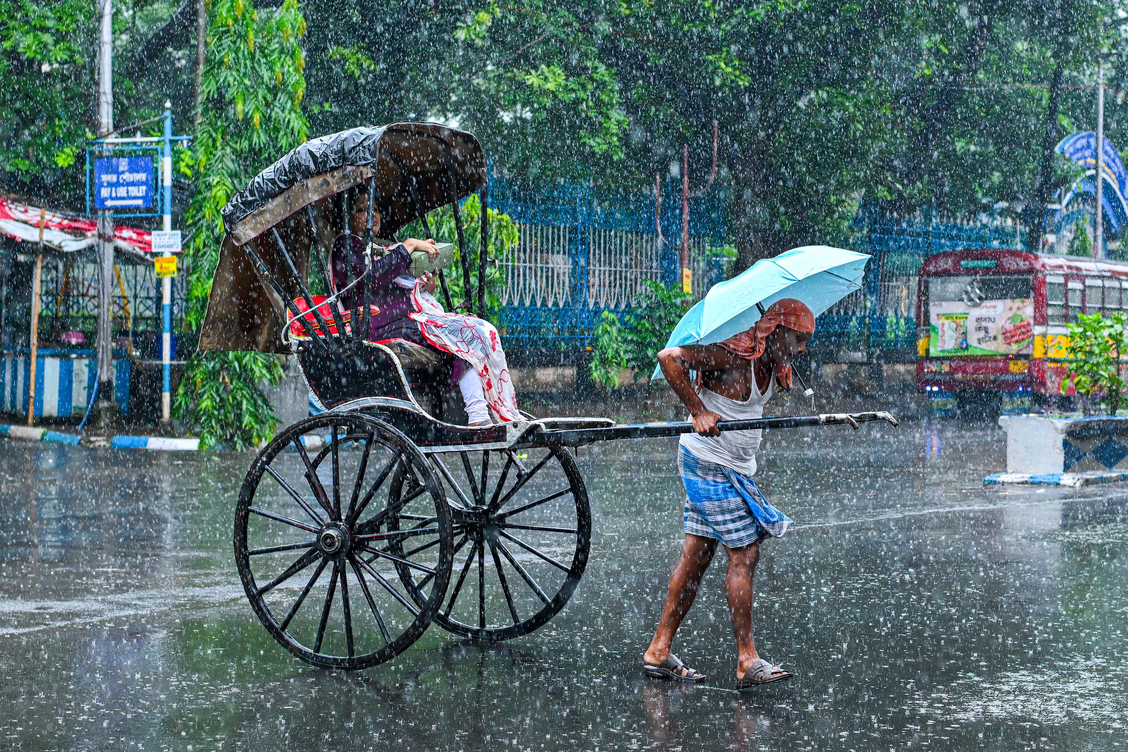 दक्षिण बंगाल और कोलकाता में अगले पांच दिनों तक होगी बारिश, मौसम विभाग ने जारी किया अलर्ट