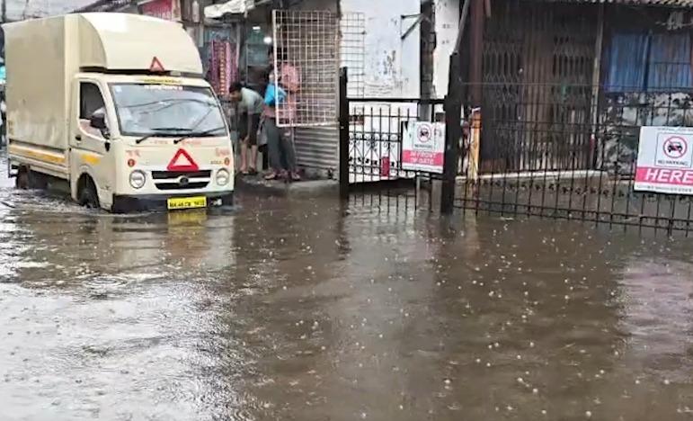 मुंबई में भारी बारिश से कई इलाकों में जलभराव, बीएमसी ने 7,000 कर्मचारियों को तैनात किया