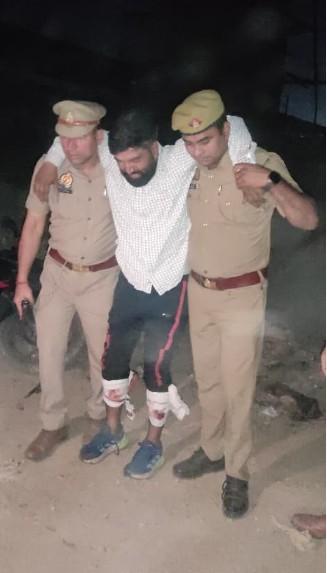 गाजियाबाद में 50 हजार के इनामी बदमाश के साथ पुलिस की मुठभेड़, दोनों पैरों में लगी गोली