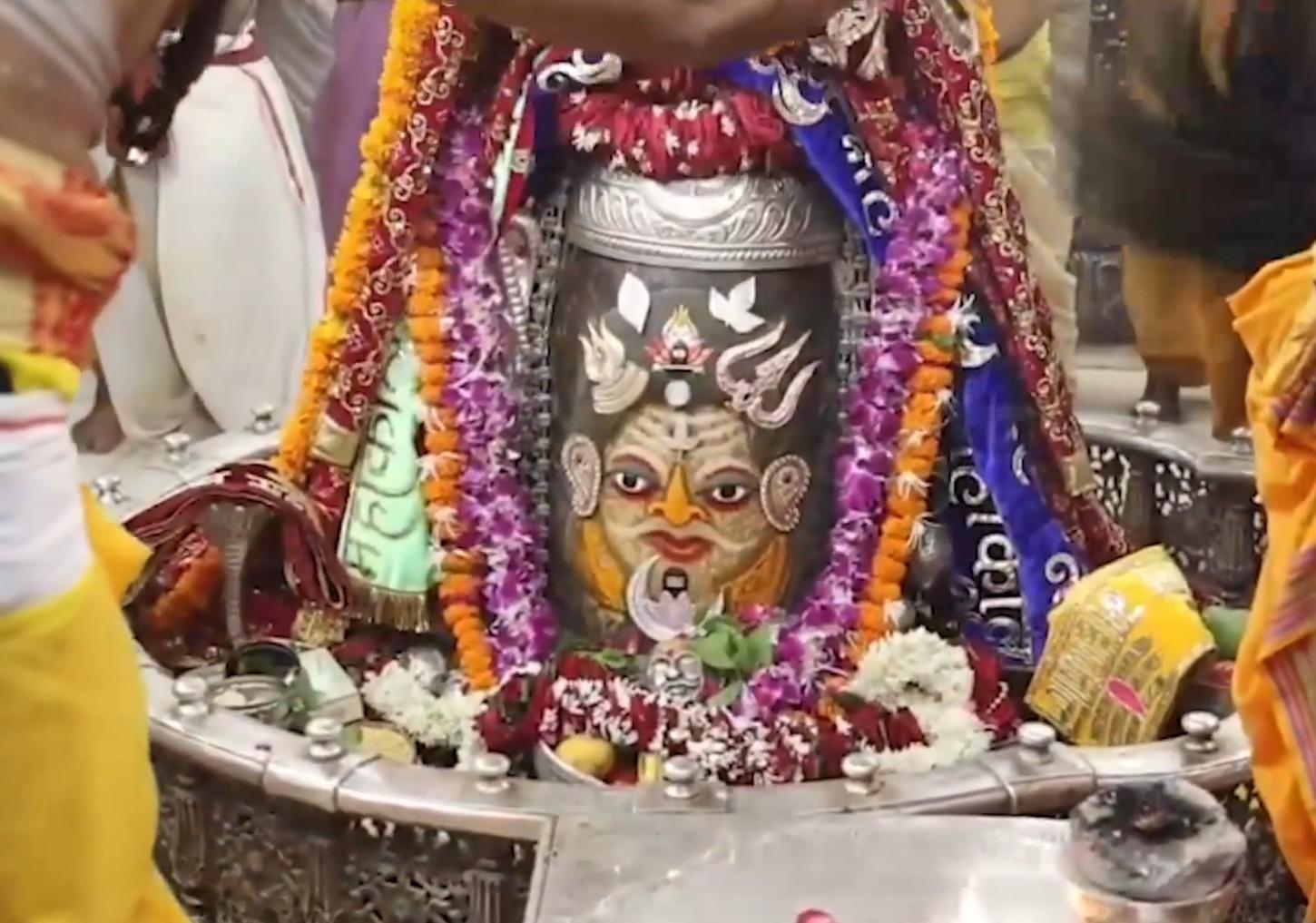 भांग, चंदन और सिंदूर अर्पित कर बाबा महाकाल का भव्य शृंगार, भस्म आरती में बड़ी संख्या में श्रद्धालु रहे मौजूद
