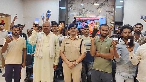 बिहार के शेखपुरा जिले में ऑपरेशन मुस्कान, पुलिस ने 25 गुम मोबाइल खोजकर असली मालिकों को लौटाए