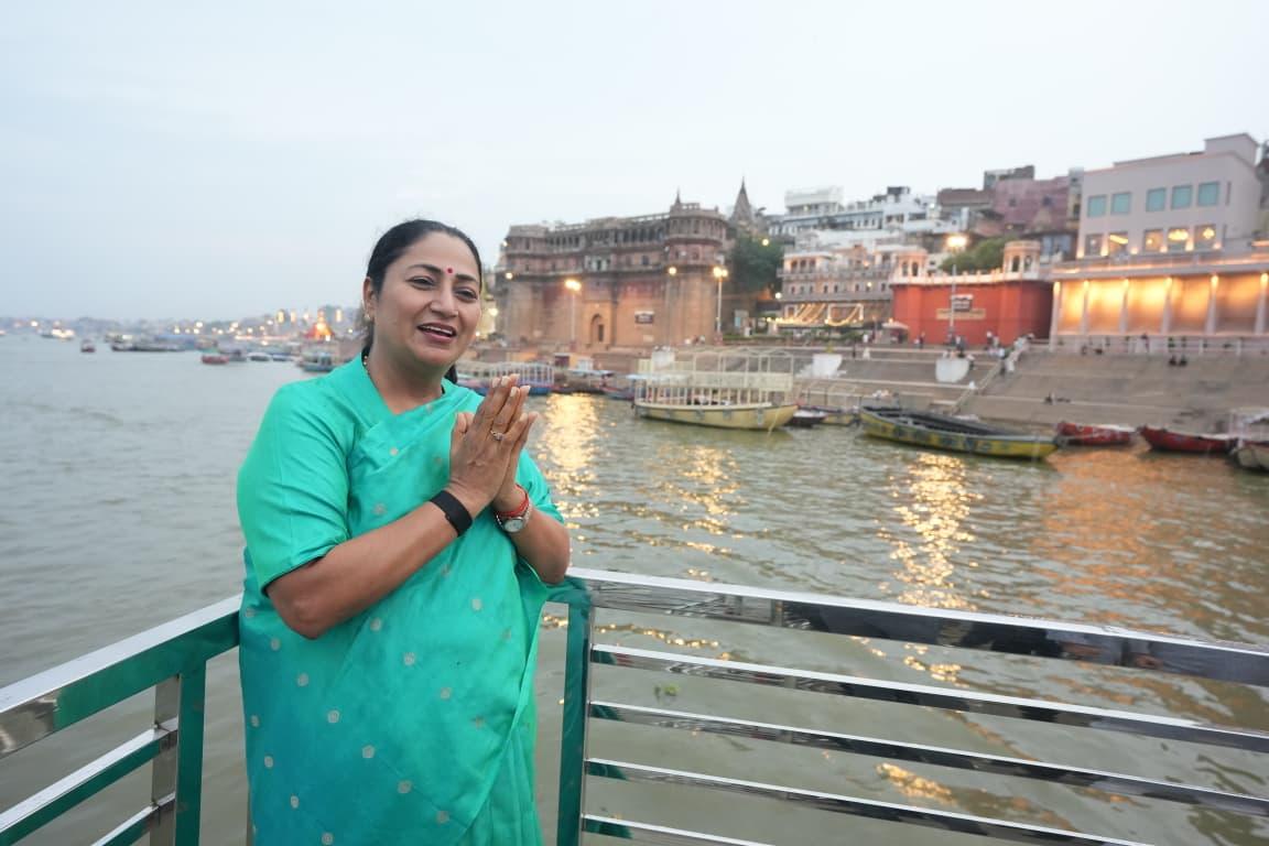 गंगा आरती में भावविभोर हुईं दिल्ली की मुख्यमंत्री, दशाश्वमेध घाट पर किया पूजन