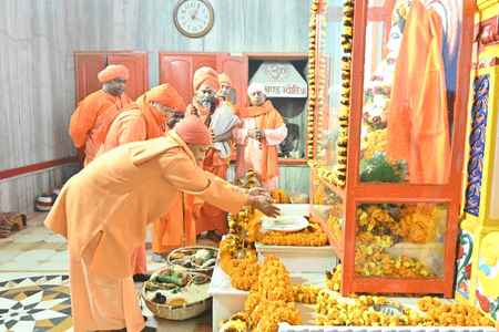 योगी आदित्यनाथ ने अर्पित की गुरु गोरखनाथ को आस्था की खिचड़ी, सभी नागरिकों को शुभकामनाएं दीं