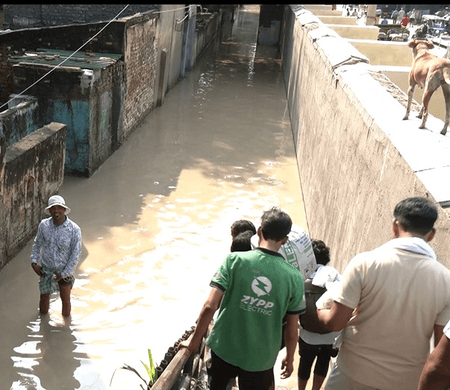 दिल्ली : यमुना बाजार इलाके में घुसा बाढ़ का पानी, लोगों को उठानी पड़ रही परेशानी