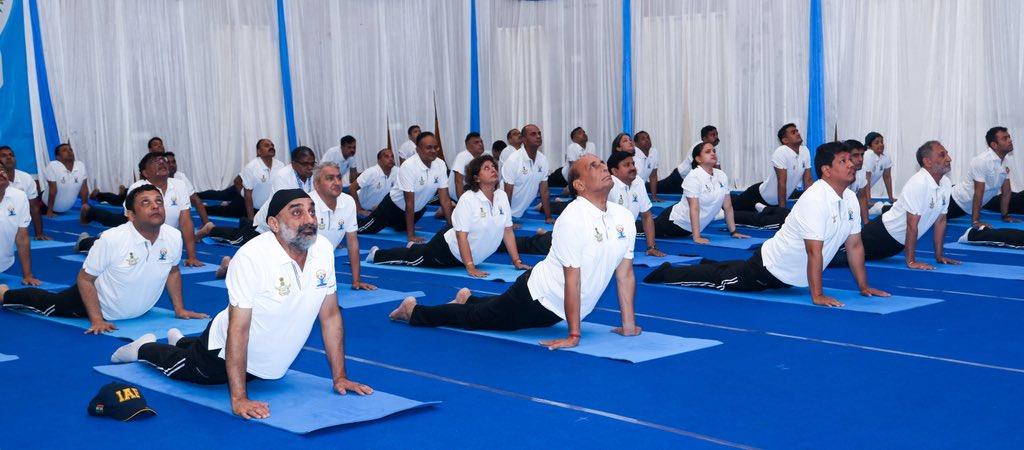 अंतरराष्ट्रीय योग दिवस पर राजनाथ सिंह ने शिलांग में 1,000 सैनिकों के साथ किया योगाभ्यास