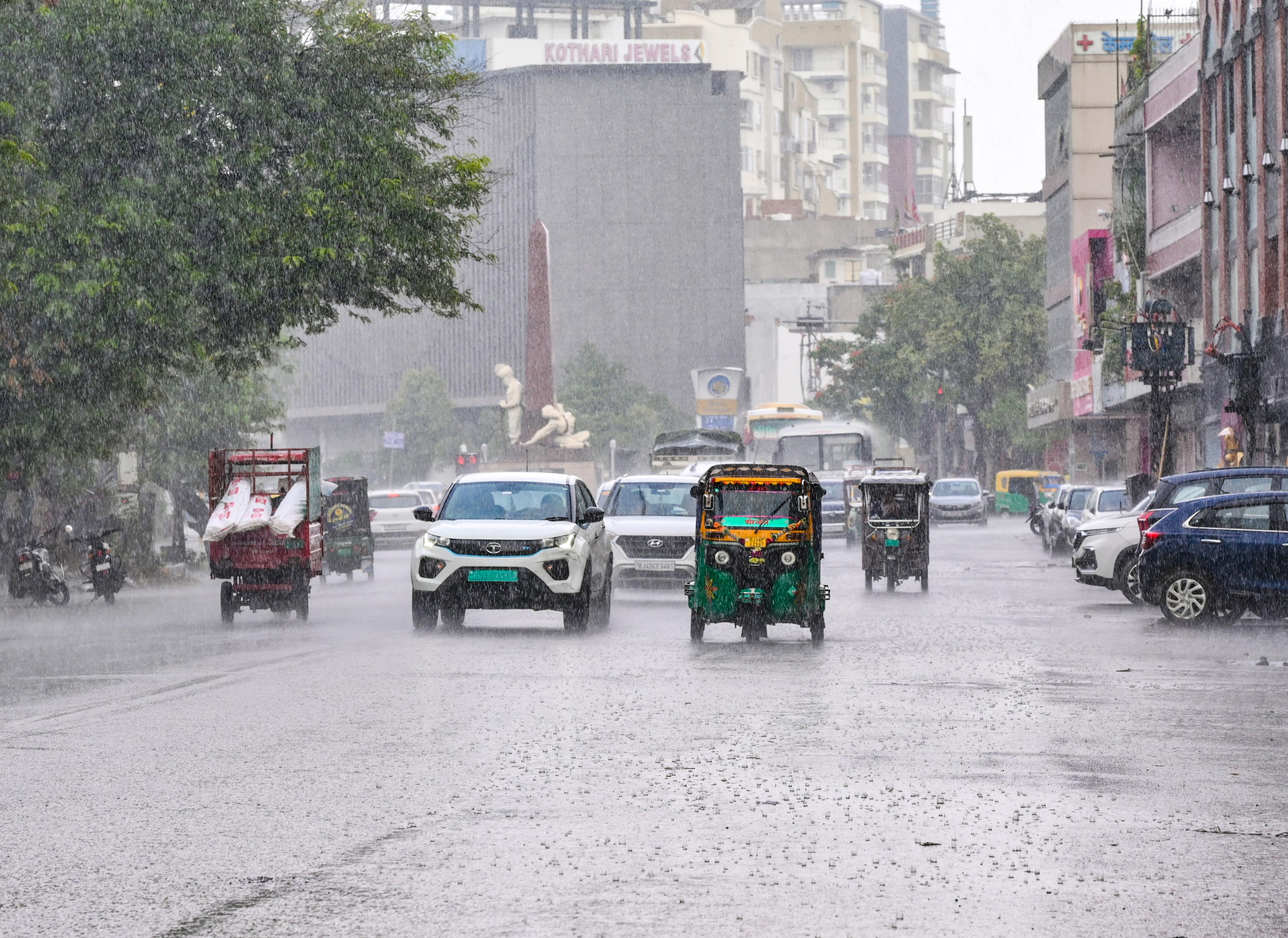 राजस्थान में तूफान-बारिश का अलर्ट: 33 जिलों में ऑरेंज-येलो अलर्ट, आईएमडी ने जारी की सावधानी