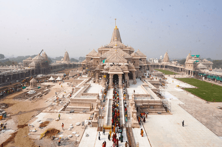 अयोध्या में ध्वजारोहण समारोह: अतिथियों के लिए व्यापक भोजन की व्यवस्था, प्रथम दिवस पूजन विधिवत संपन्न