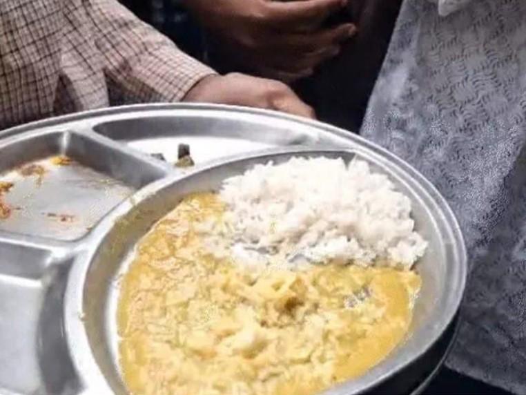 मध्य प्रदेश: हॉस्टल के खाने में इल्लियां मिलने पर छात्रों का विरोध-प्रदर्शन