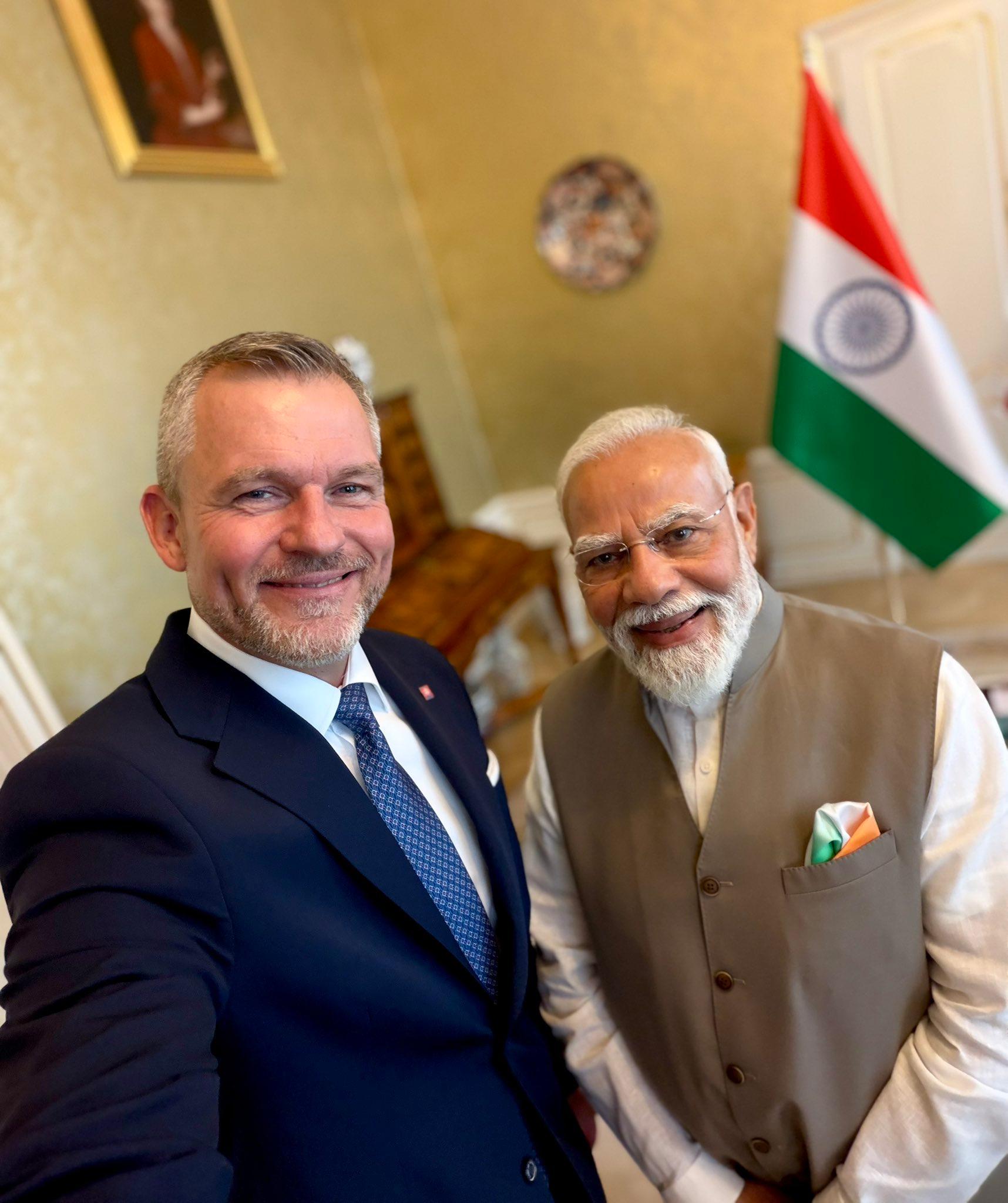 ब्रातिस्लावा में राष्ट्रपति पीटर पेलेग्रिनी से मिले प्रधानमंत्री मोदी, योग शिविर में शामिल होकर पेंटिंग प्रदर्शनी का किया अवलोकन