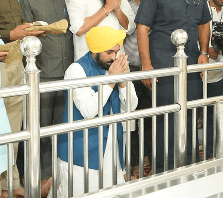 पंजाब: सीएम भगवंत मान ने श्री आनंदपुर साहिब में टेका मत्था, सुख-शांति के लिए की प्रार्थना